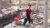 小伙把河沟堵住了，从枯竭的河道捕到多少大鱼？小伙竟纠结该咋吃