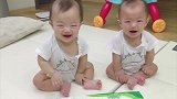 双胞胎弟弟闹脾气一直哭，结果哥哥却开心地笑了，真逗！