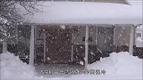 大雪封路火车带着漫天飞雪而来，场景很美，但游客悲剧了