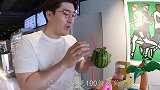 韩国小伙买100个热狗，恶搞小老弟，表弟被吓的直接从床上飞起