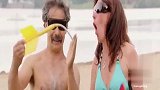 国外恶搞：沙滩上有盲人玩射飞镖，路人看了当场撒腿就跑！