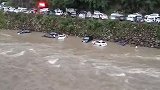 突降大雨溪流暴涨，自驾游车主还没回过神，几十辆车说淹就淹了