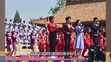 唐嫣出席活动穿背带裤孕味十足，与身旁的景甜形成鲜明对比