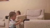 俩个萌宝围着沙发就能玩得无比高兴