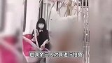 上海一女子衣着暴露在地铁内劈叉摆拍，警方：拍摄内衣宣传素材，3人被行拘