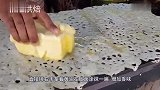 你知道印度街头是咋摊煎饼的吗一锅一大份，混着黄油吃特别满足