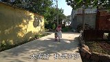 小光让姐姐帮忙给对象买礼物，姐姐回家后为难小光，小光该怎么办