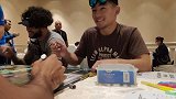 心态放松，UFC新星宋亚东和老将牛仔在海报签名！
