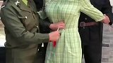 演员衣服里面是塞了道具的，没有真的用小刀扎她