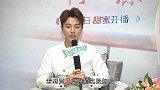 贾乃亮与李小璐穿情侣衫跳同款舞，多次互动感情疑升温