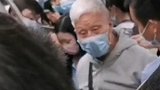 上海地铁一白发老人为争座怒斥年轻小伙 小伙：这是道德绑架