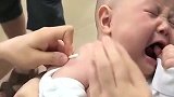 小宝宝吃手指吃得正得劲，护士一针下去孩子呆萌了，笑喷