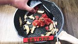 黄油的奶香与番茄酱充分融合，加入意大利面跟虾仁翻炒，味道香醇