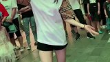 女神小姐姐实力控场，带眼镜的小伙都看迷了