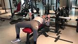 西热力江晒卧推深蹲视频 100斤杠铃卧推100次
