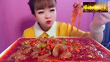 小美女吃麻辣海蜇，筷子夹着大口吃，香