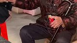 95岁奶奶熟练派烟，孙子腆着脸上前讨烟奶奶霸气回怼：没你份！