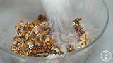 这才是核桃仁最好吃的做法，酥脆香甜，越嚼越香，简单易做
