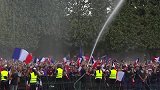 太火爆需要降温！巴黎法国球迷观赛享受洒水服务