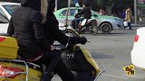 郑州街头现奇葩病人坐电动车输液