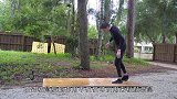 作死老外自制世界最黏“跑道”，一接触就粘死死的，让人寸步难行