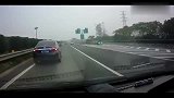 行车记录仪实拍：高速上竟敢在快车道停车下来，你胆够大啊！