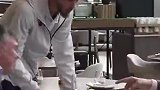 弗格森与德赫亚共进晚餐 两人满脸笑容拥抱热聊