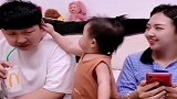 爸妈偷喝饮料被宝宝发现，下一秒宝宝反应，你们憋住别笑！