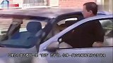 一青年小伙捡到“银色手链”,最后却因此“残废”,看到不要捡