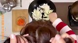 男子在后操控女友，让她在厨房炒菜，真的不会有头皮屑么