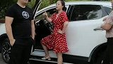 妹妹呀，我跟你说后面有人，你还不信，这回信了吧