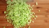 芹菜新做法,加3个鸡蛋,营养又解馋,做法简单,吃着特别香