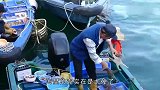 中国小贩暴力处理海星，直接剁成一段段的，浪费了太多黄