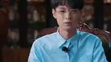秦霄贤来给大家读英语啦！金丝眼镜加衬衫文艺气息满满