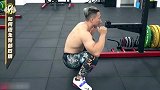 肌肉男教练亲自演示深蹲教学 纠正你的动作避免腰椎受伤