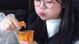 麦当劳油泼辣子圣代怎么吃？和辣条一起吃！