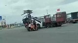 叉车从货车上卸小轿车直接翻车