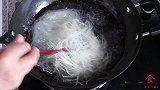 广式炒米粉的做法，教你怎样炒米粉更有弹性不粘锅，太好吃了