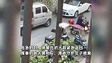 女子遛狗被大黑狗凶猛扑咬，躲角落无助哭喊求救，大哥返回霸气喝退恶犬