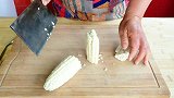 不用红豆也能做粘豆包，农村妈妈用一根玉米半根胡萝卜，香甜软糯