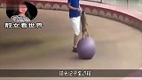 游客给猴子丢了一个辣椒，猴子吃过后当场生气，镜头记录全程