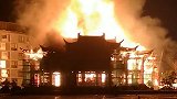 贵阳一木质地标建筑“方舟戏台”失火 现场火光冲天