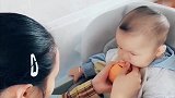 姐姐套路1岁弟弟吃药，脑子是个好东西，可惜你没有！