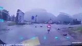 广西暴雨中闪电突然劈下，电动车主被吓倒在地