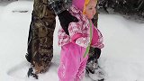 几个月大的小宝宝，第一次看见雪兴奋坏了，一头把自己扎进了雪里