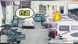 扬长而去？被路边汽车挡道，愤怒车主连撞数次将路顶开