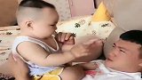 当初是爸爸死活都要二胎，现在报应来了吧，他就是来替我出气的！