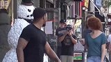 国外雪人恶作剧，伪装成雪人恶搞路人，真的是太贱了
