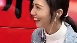 小伙子想到一个新招搭讪美女