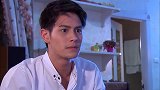 前妻和男友纠缠不清，女友气飚了，拿烟灰缸砸向她
